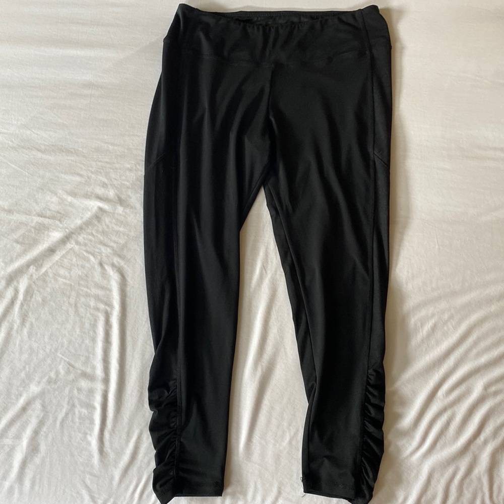 Leggings with gathering at the ankles. 1X